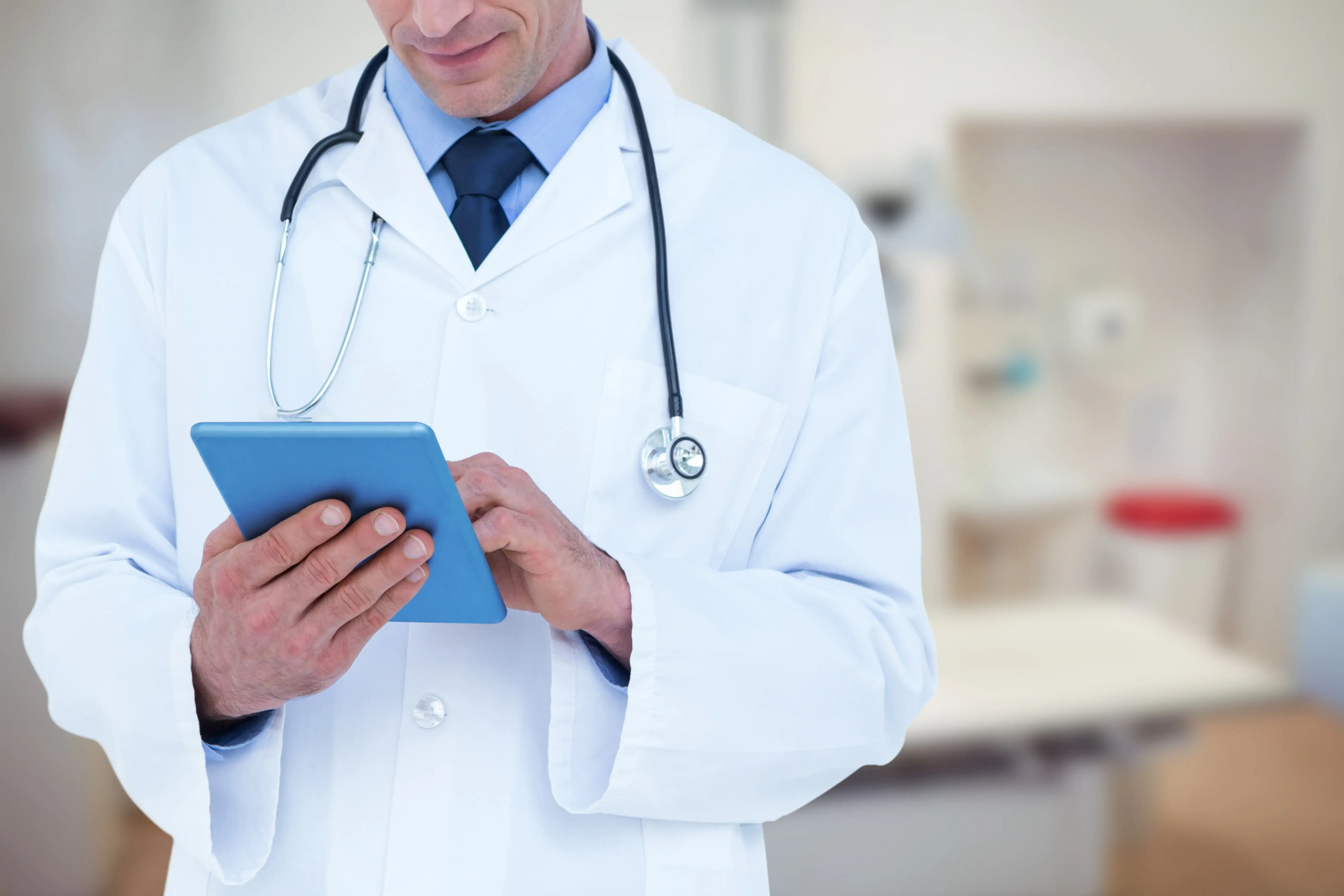 Médico segurando um tablet e anotando informações