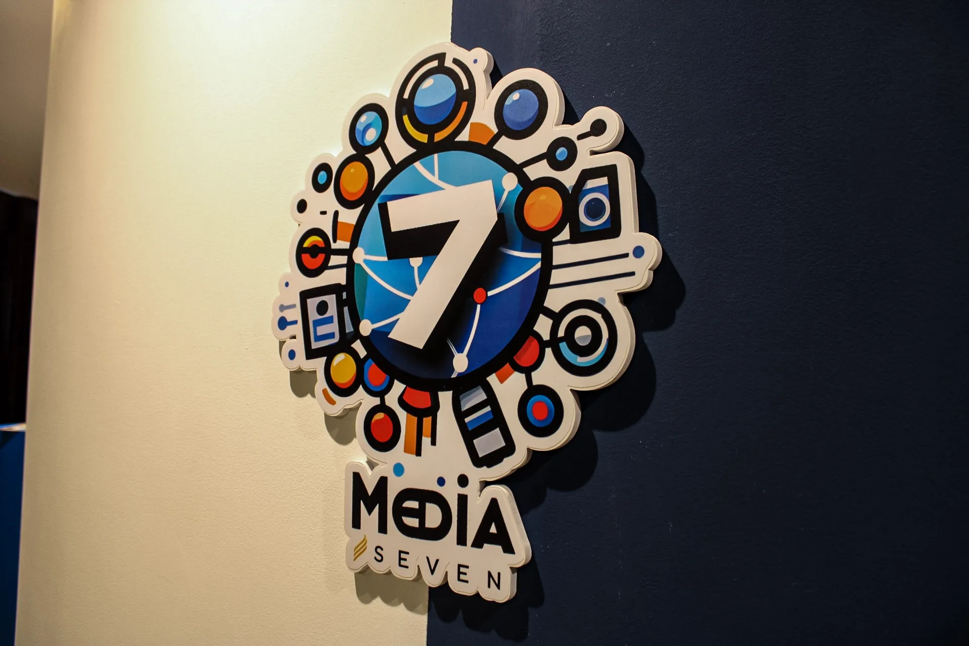 Logo da Mídia Seven na Parede